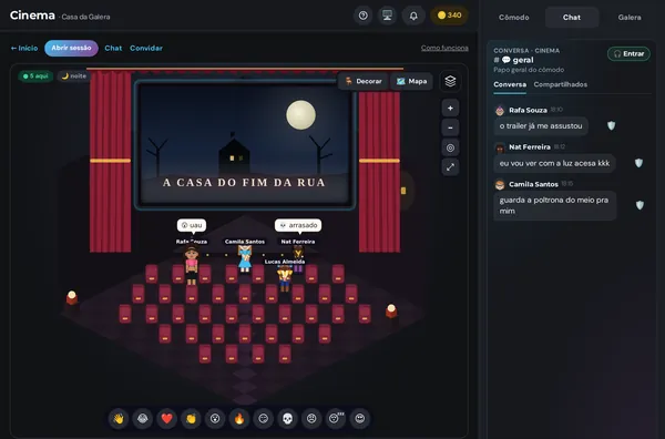 Cinema do TaunT com um trailer no telão, amigos nas poltronas mandando emote e o chat do filme